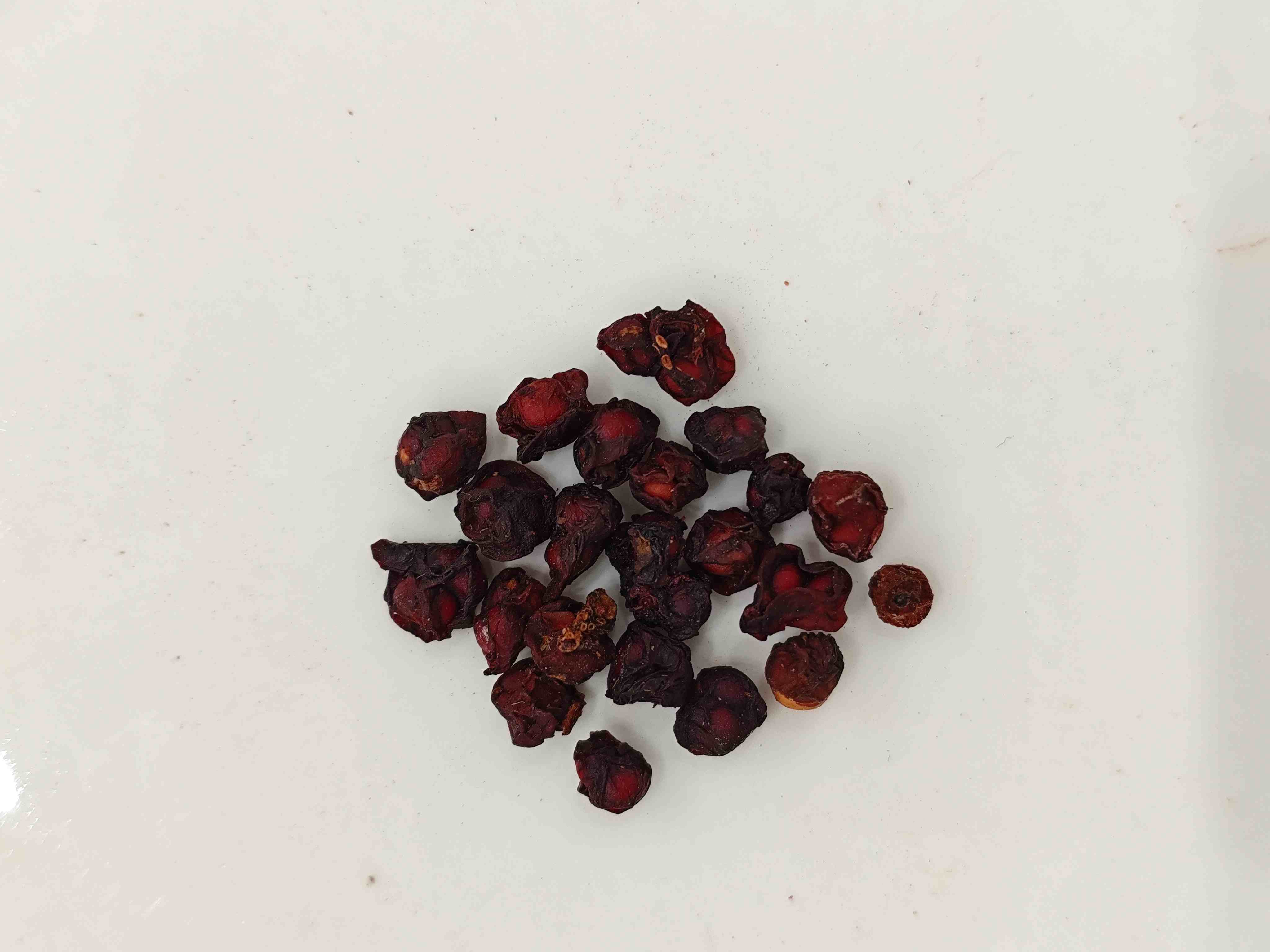 Schisandra Fruit(WǔWèizǐ):